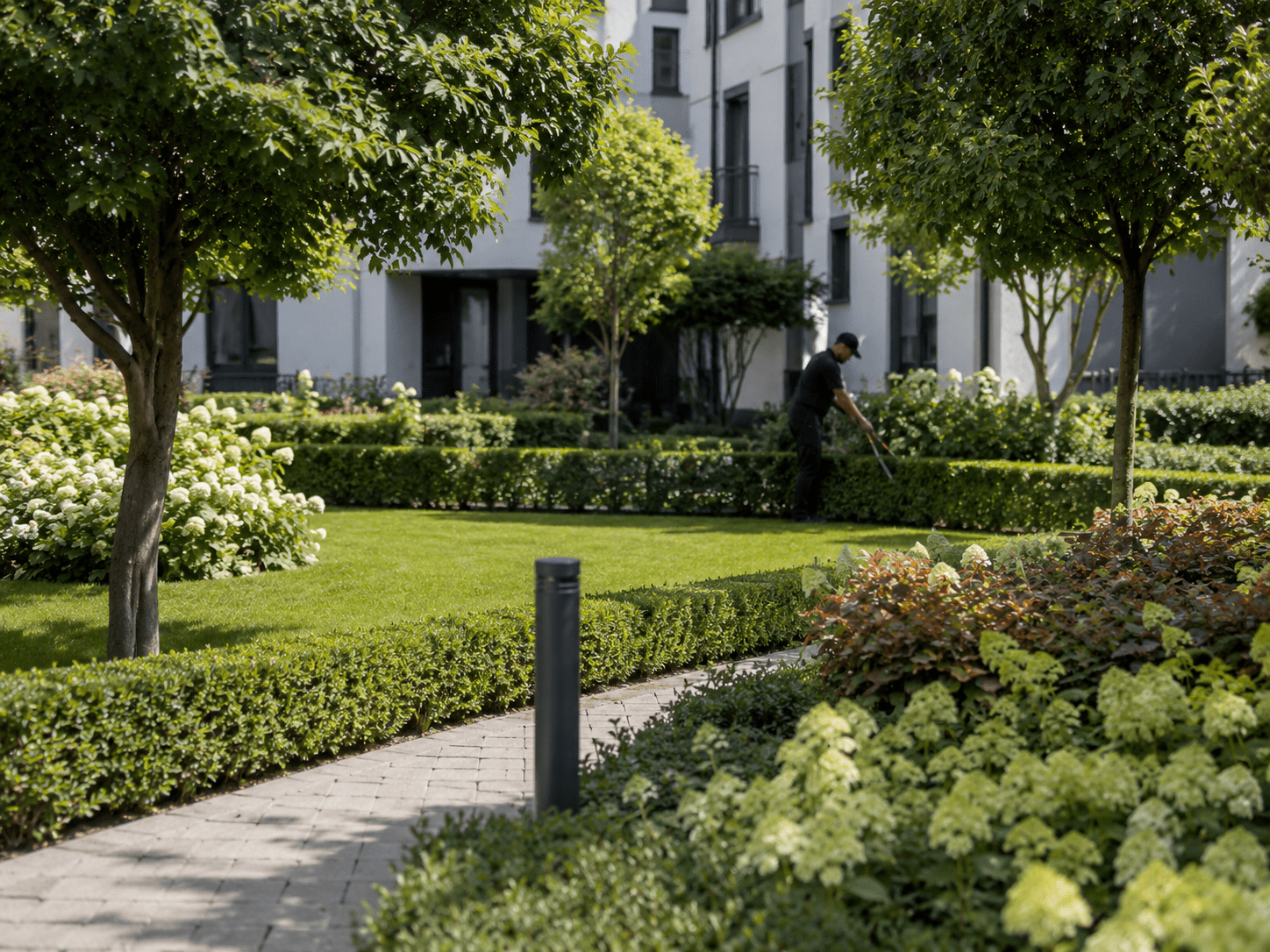 Gartenpflege an gepflegten Außenanlagen