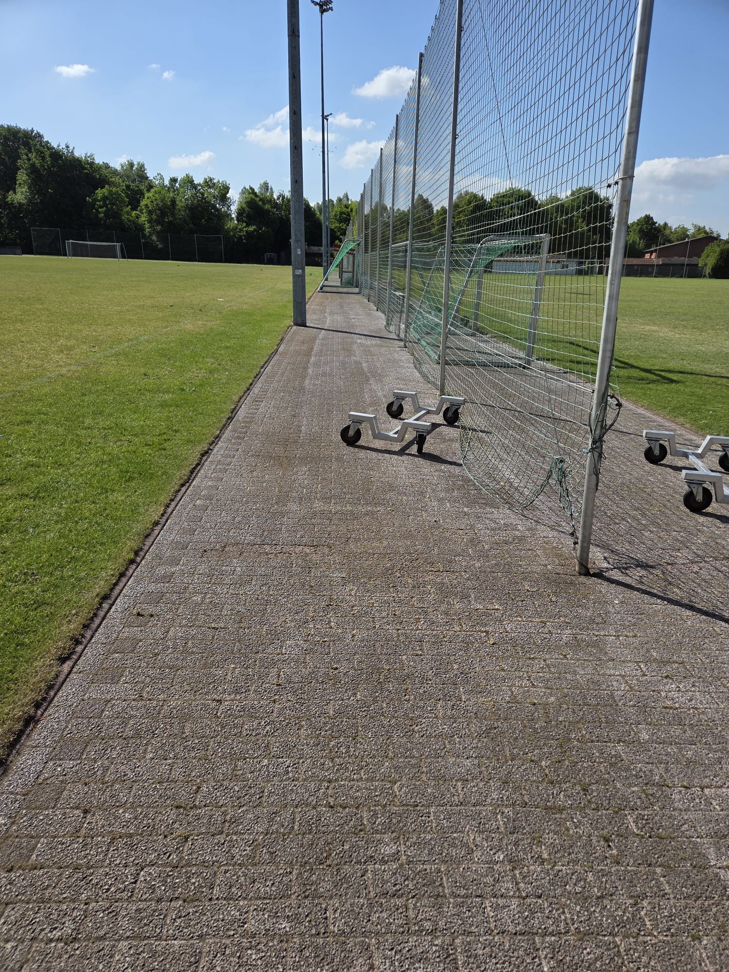 Gereinigter Pflasterweg an einer Sportanlage