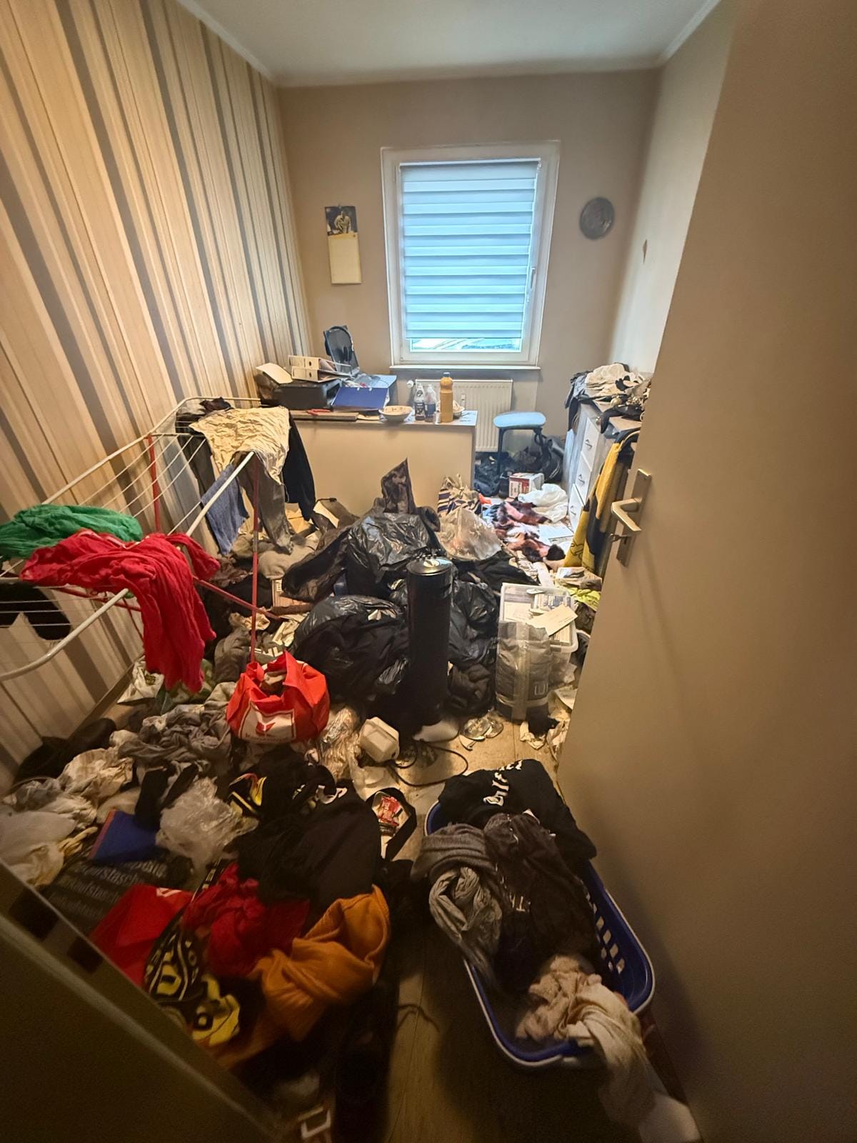 Stark überfüllter Wohnraum vor der Entrümpelung
