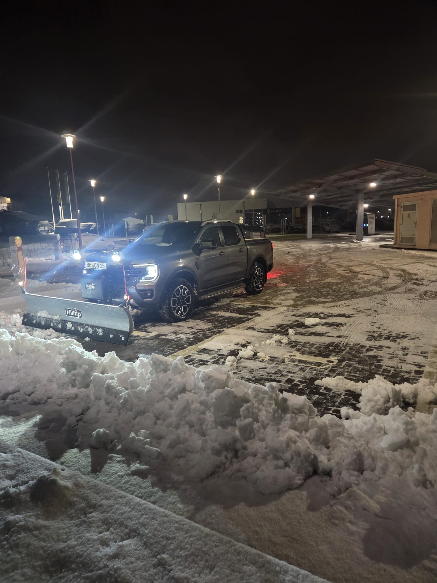 Winterdiensttechnik von Hausmeister Krause im praktischen Einsatz